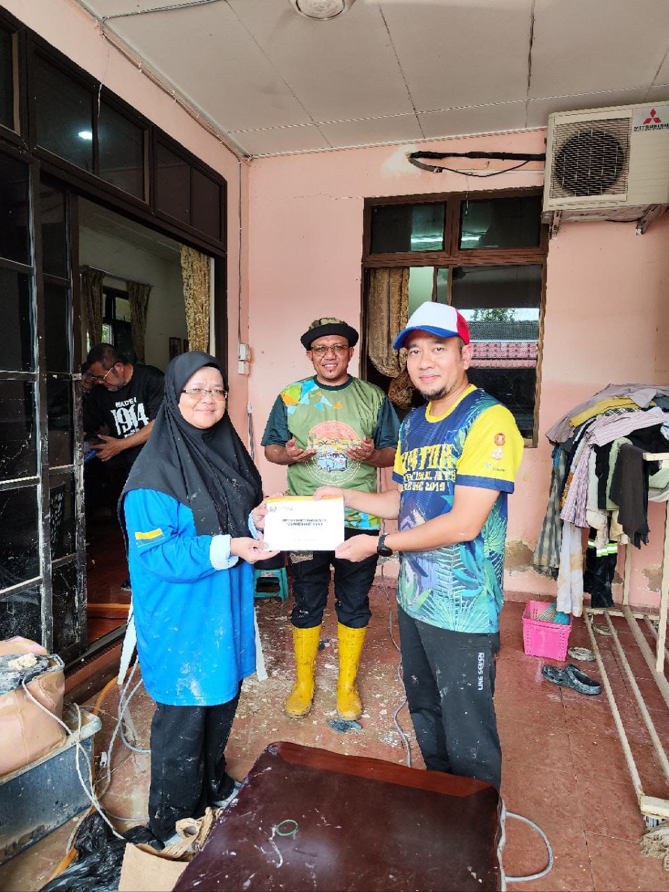 Program Gotong-Royong Membersihkan Rumah Pegawai YIPs